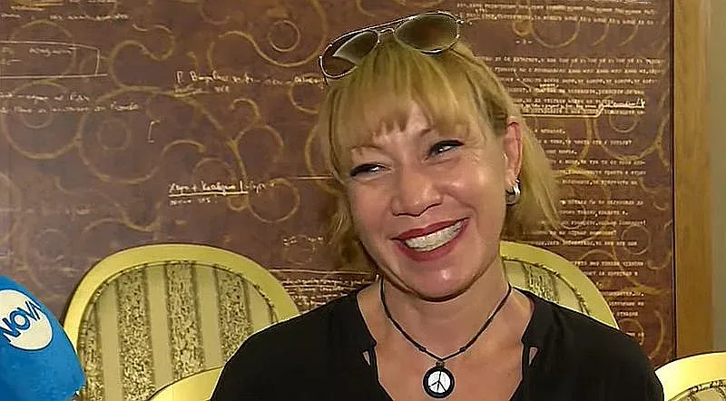 Кака Лара шашардиса всички, в какво се превръща