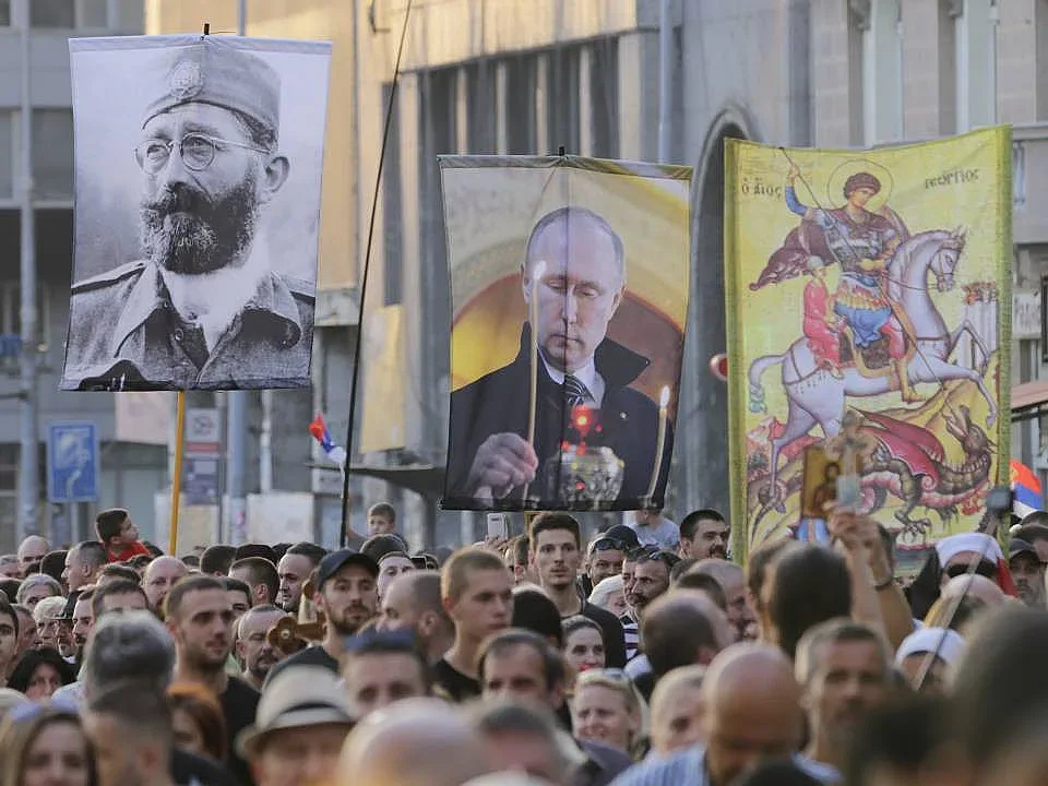 Напрежение! Как сърбите подгониха гейовете с Путин