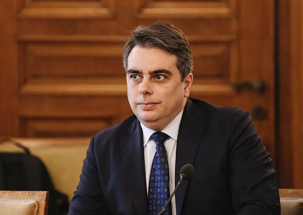 Асен Василев се жегна: Отговаря на опоненти за газа