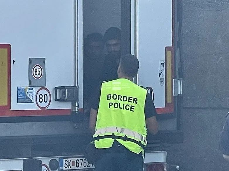 100 афганистанци натъпкани в тира, хванат в Бургас