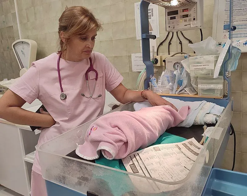 Откриха новородено на тротоара, голо и оваляно в листа