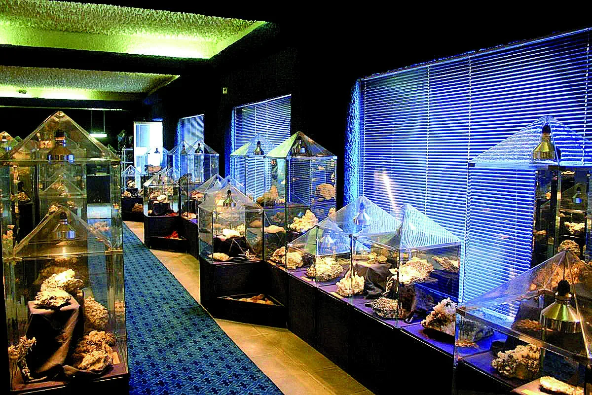 Кристалната зала и златото на глупците