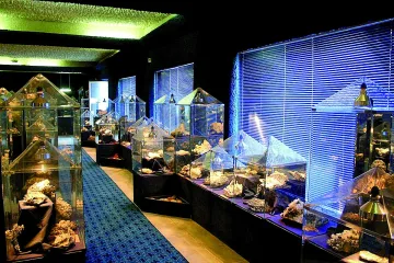 Кристалната зала и златото на глупците