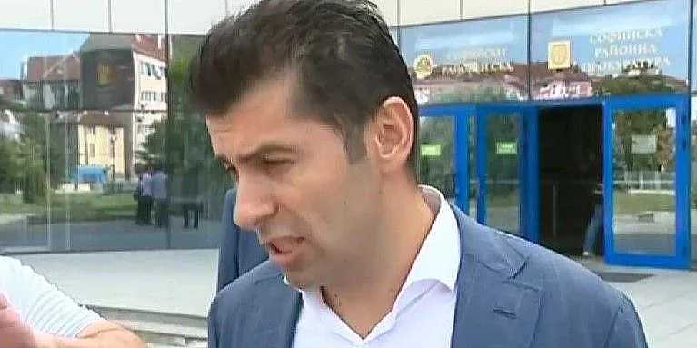 Лакът в корема за неудобен въпрос. Лавина от гняв срещу Кирил Петков