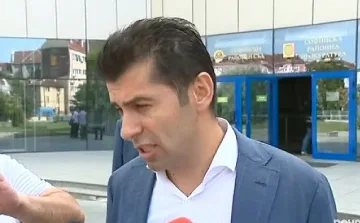 Петков си изтърва нервите, блъсна журналист