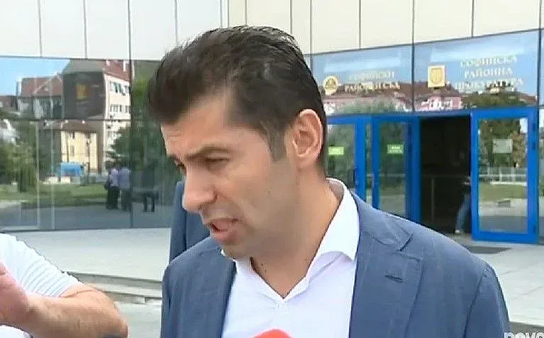 Петков си изтърва нервите, блъсна журналист