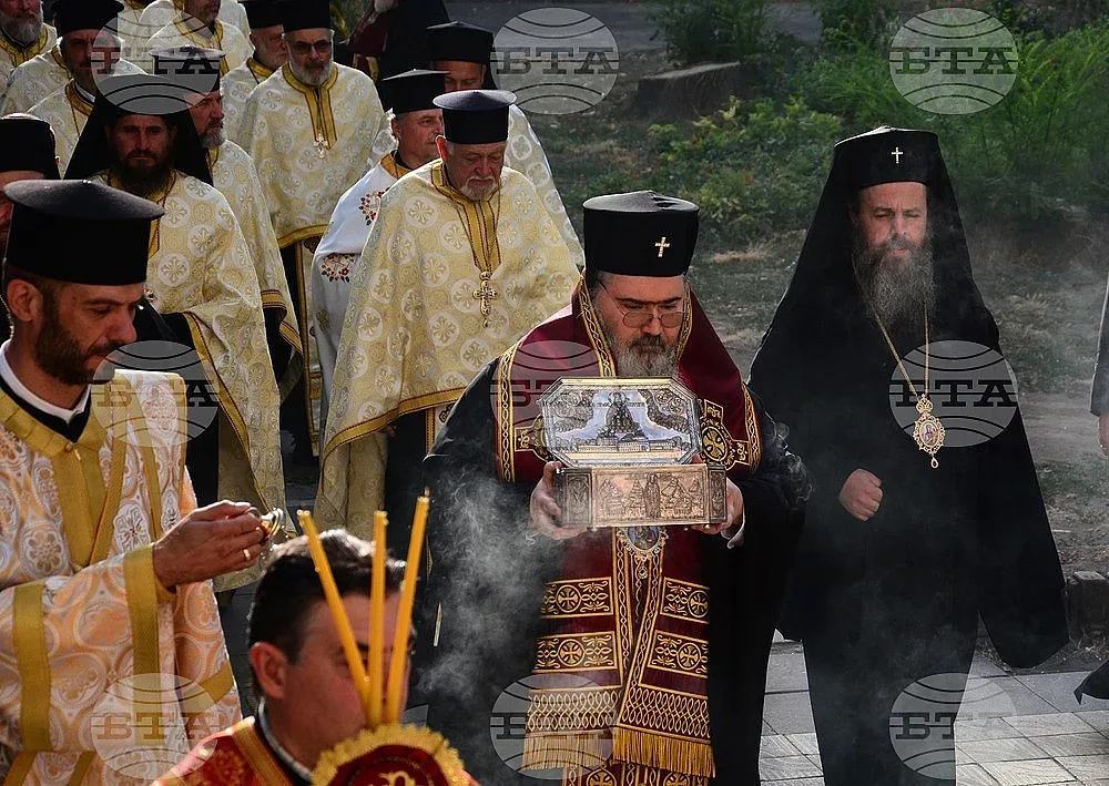 Варненци се молят за чудо. Посрещнаха голяма светиня