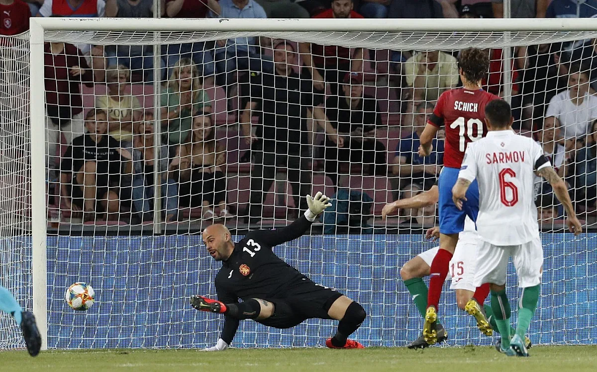 Вадят Николай Михайлов от Левски?