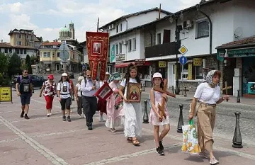 Чудо: Дете проходи по време на Светия път