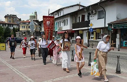 Чудо: Дете проходи по време на Светия път
