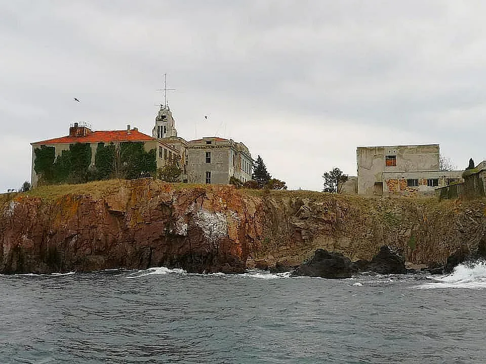 Остров край Созопол става световен център на изкуствата