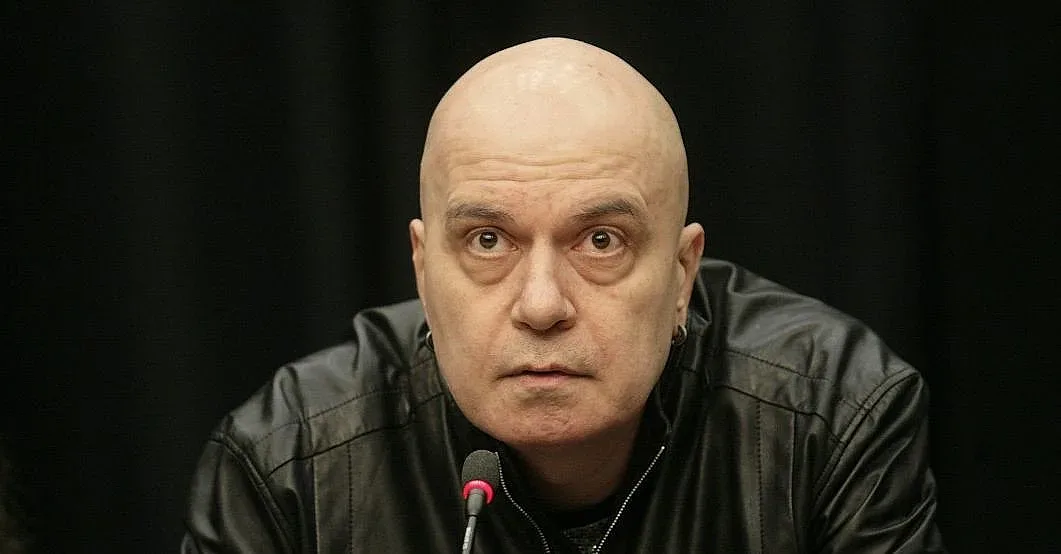 Слави се обиди. Предпочита да е луд