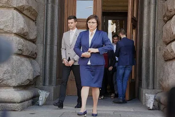 Нинова си връща избирателите, даде им божествена оферта