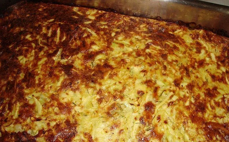 Мързелива, но вкусна вечеря с тиквички, яйца и сирене