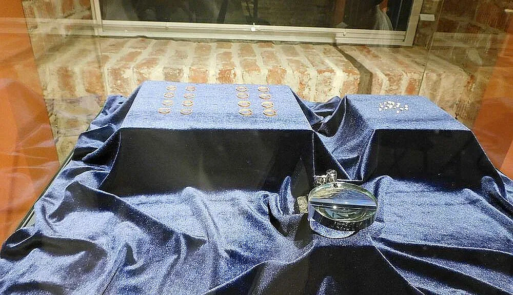 Феноменална находка извади на показ 169 златни пръстена