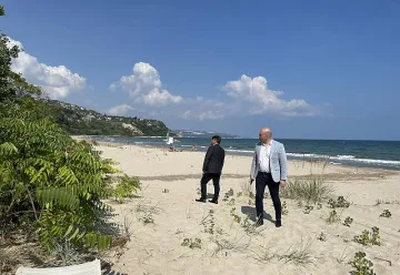 Министър запретна ръкави. Укрепва свлачището до "Албена"
