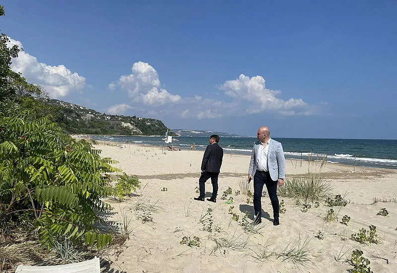 Министър запретна ръкави. Укрепва свлачището до "Албена"