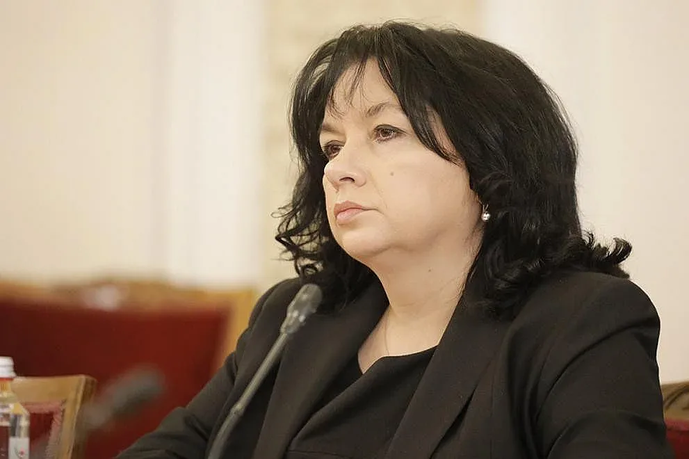 Министър Петкова отвърна на Асен Василев