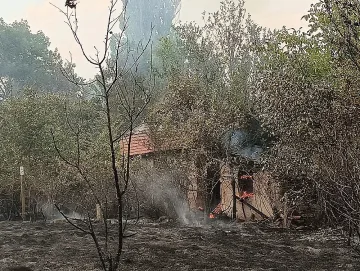 Пожарникари и доброволци се борят с огнена стихия в старозагорското село Пъстрово