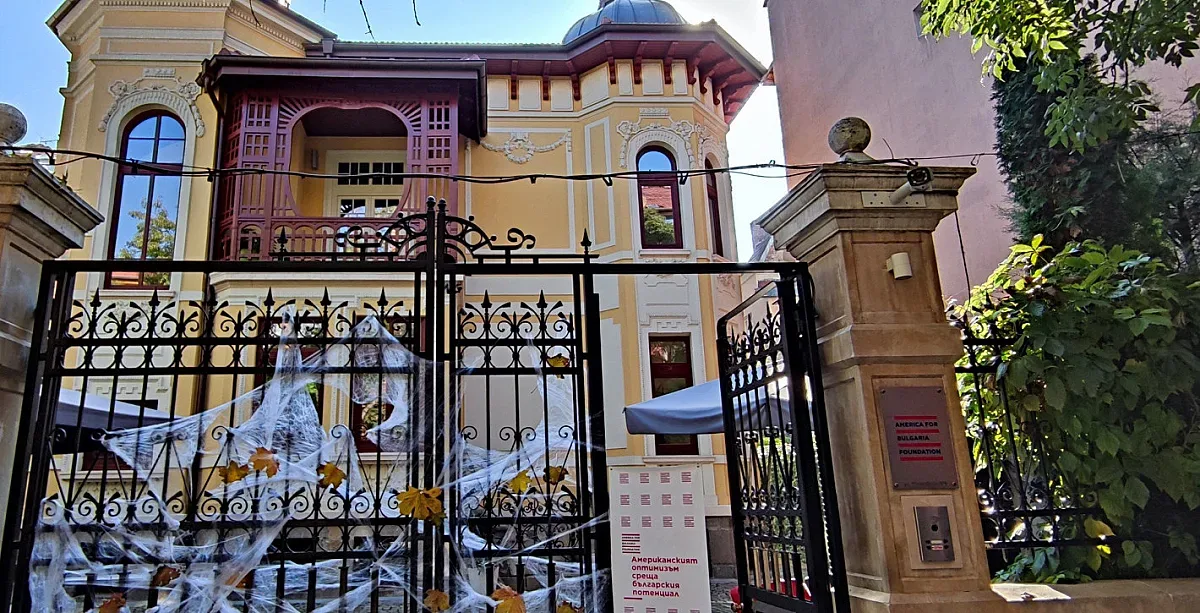 На кого налива милиони "Америка за България"