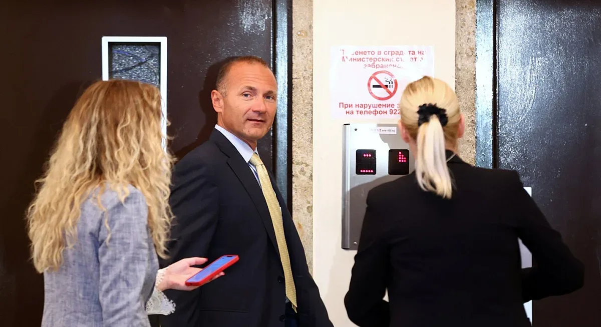 Енергийният министър тръгна на поход за Булгаргаз. Има ли пари?