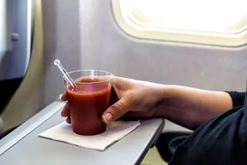 Стюардеса разкри коя напитка да не поръчваме по време на полет