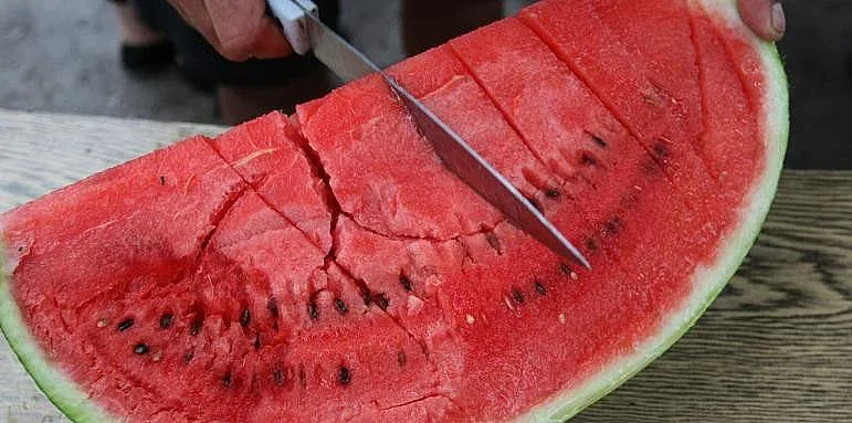 Проблем и с дините. Скачат тройно от бостана до чинията