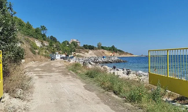 Плажът в Царево отцепен. Кога ще обезвредят мината?