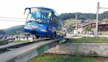 Страшна драма в Копривщица. Пълен автобус увисна на мост