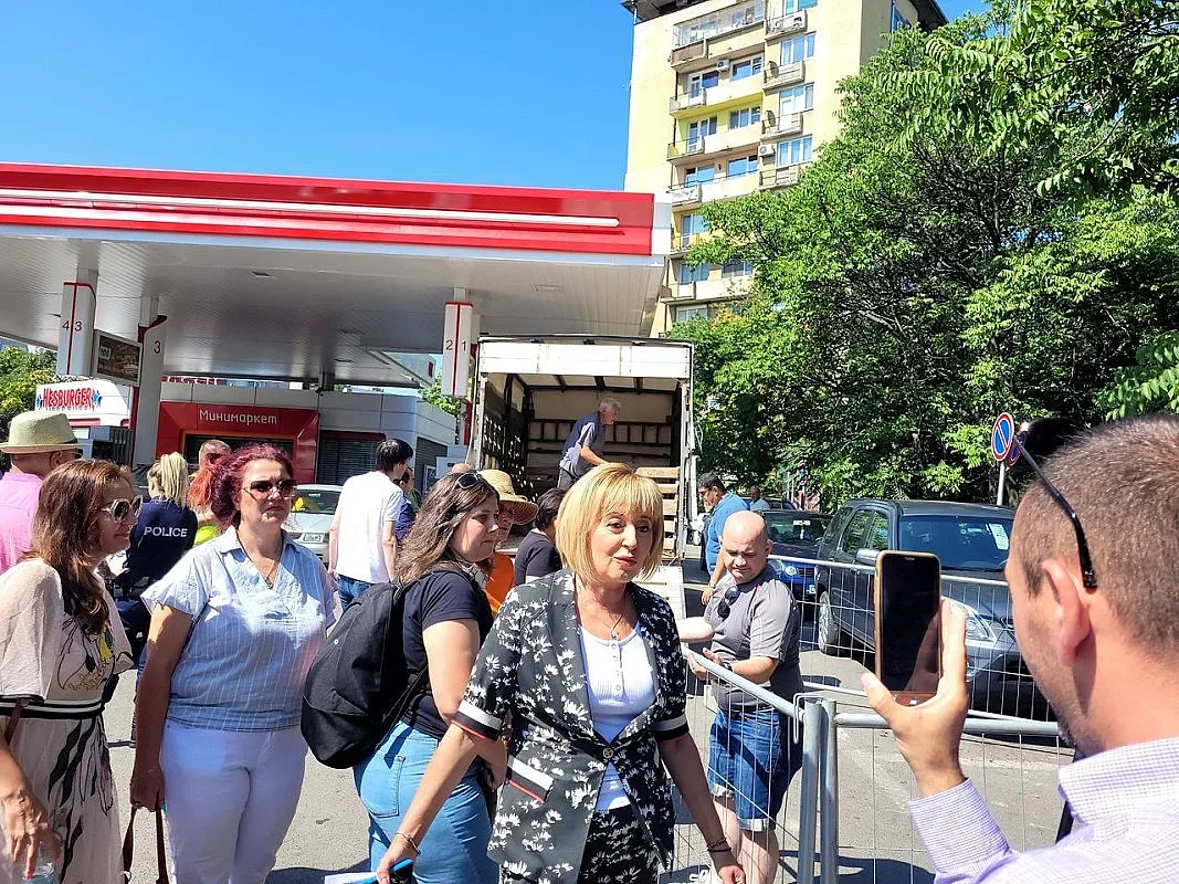 Мая Манолова със зрелищна  акция пред столична бензиностанция