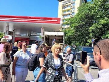 Мая Манолова със зрелищна  акция пред столична бензиностанция