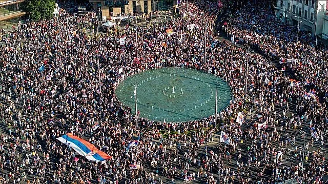 В Белград е страшно!. 40 000 тръгнаха срещу полицията