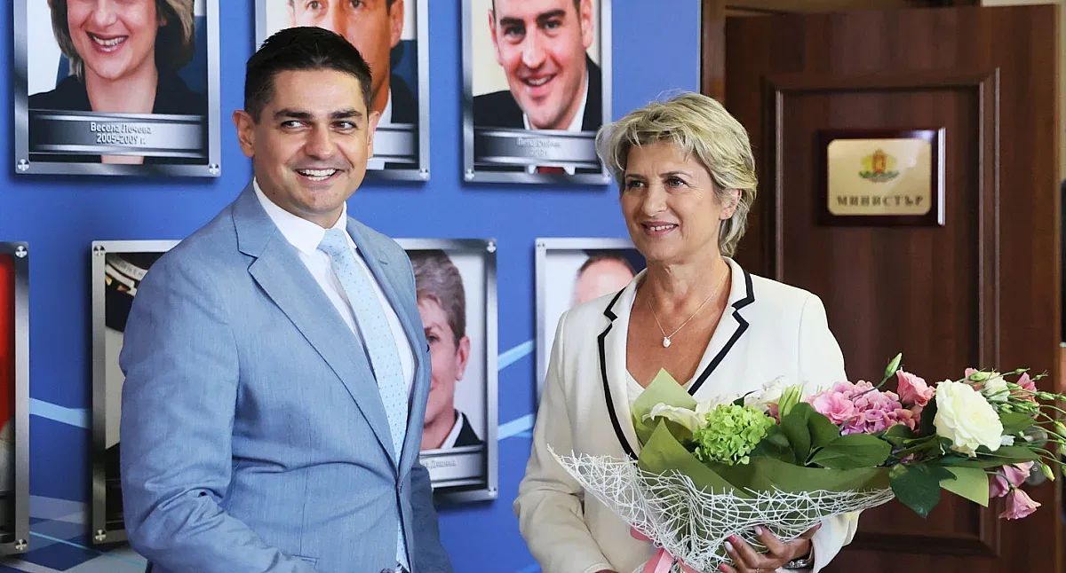 Весела Лечева пое щафетата в младежта и спорта от Радостин Василев