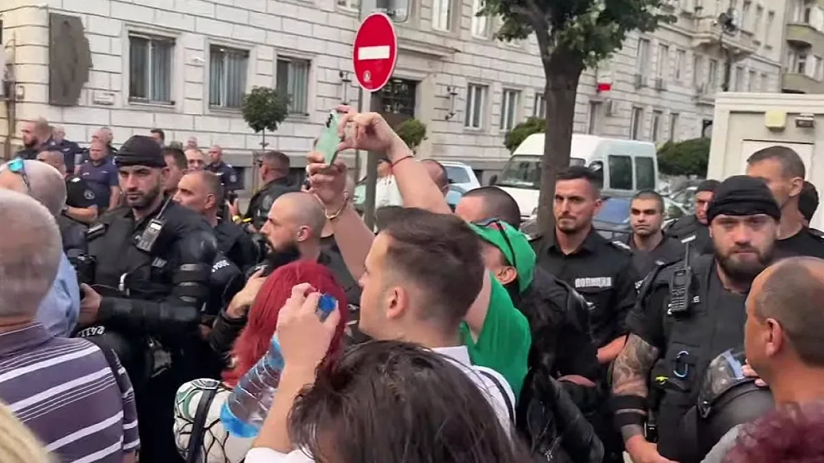 Жега пред Столична община, горят знаме!