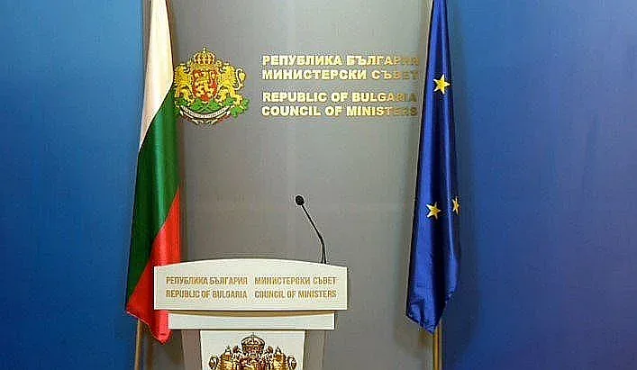 Служебният кабинет поема властта, министри предават ведомства