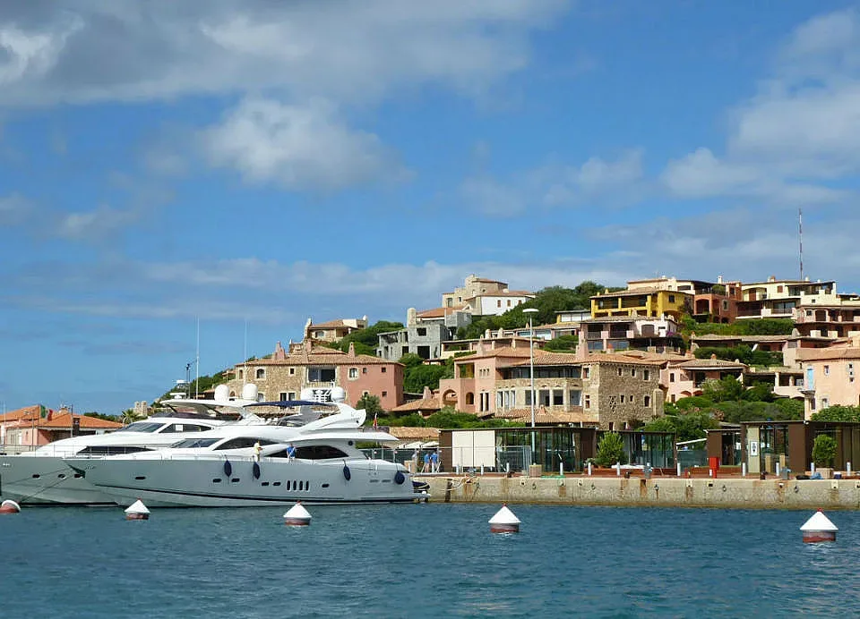 Луксозна яхта се разби край известен курорт, има жертва