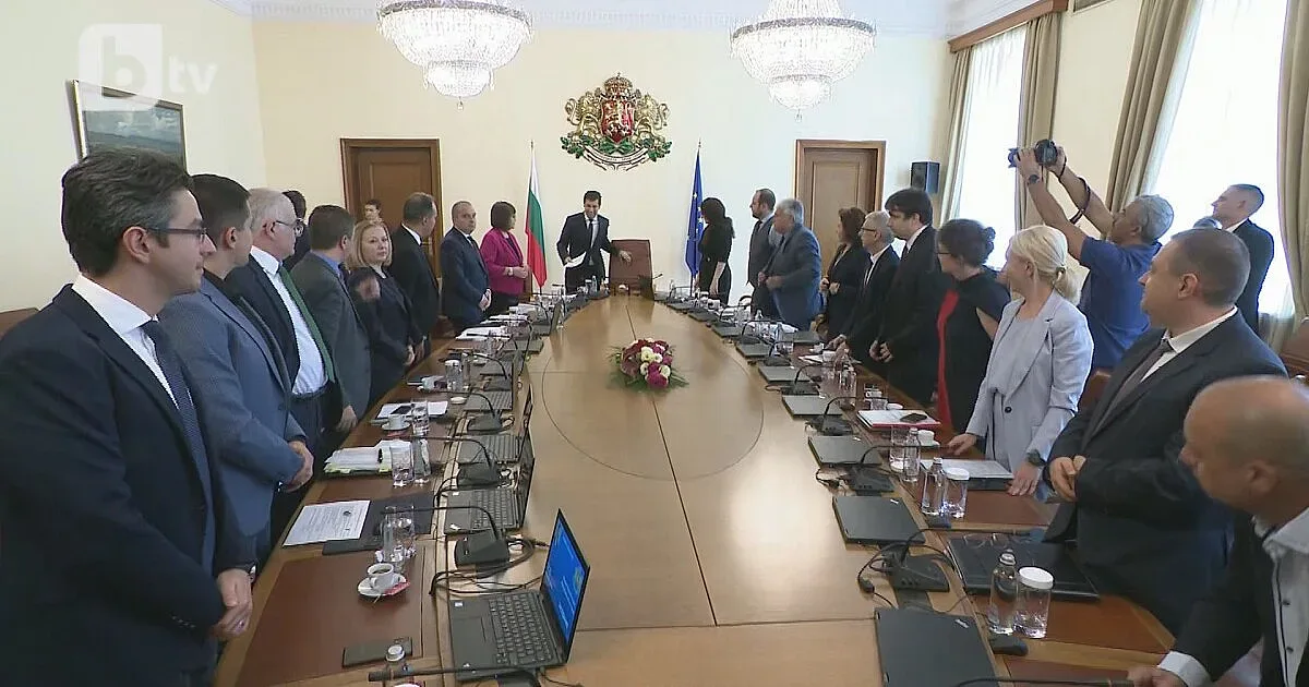 Кабинетът в оставка раздава пари в 12 без 5