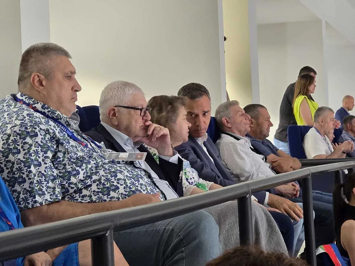 Киселова бие път до Бургас, за да подкрепи волейболистите ни