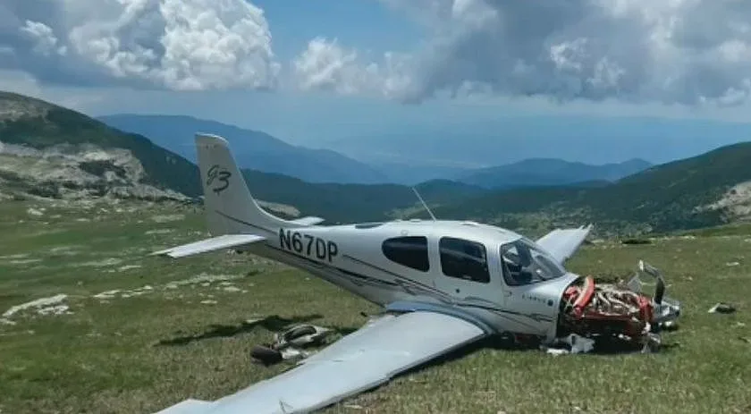 Откриха причината за аварийното кацане на самолет в Пирин