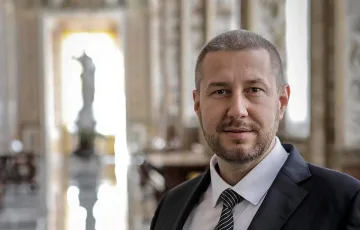 Ленин и парапети. Човек на ГЕРБ се подигра с Лена Бориславова