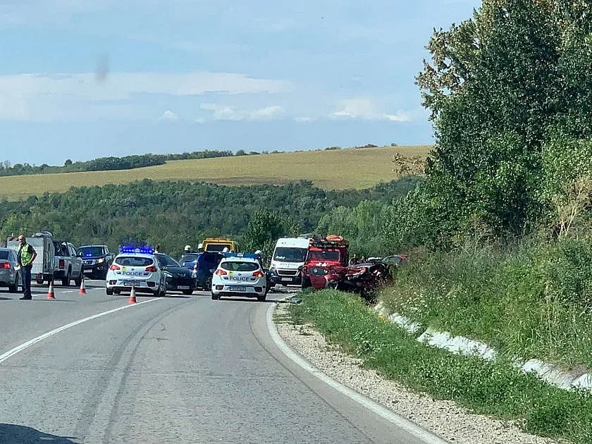 Двама загинаха при жесток удар на смъртоносен пътен участък