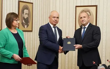 Танц с Конституцията. Какво е длъжен да направи Радев до дни?