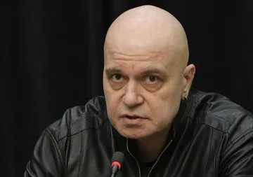 Слави попари Петков, кой получава лакът в корема