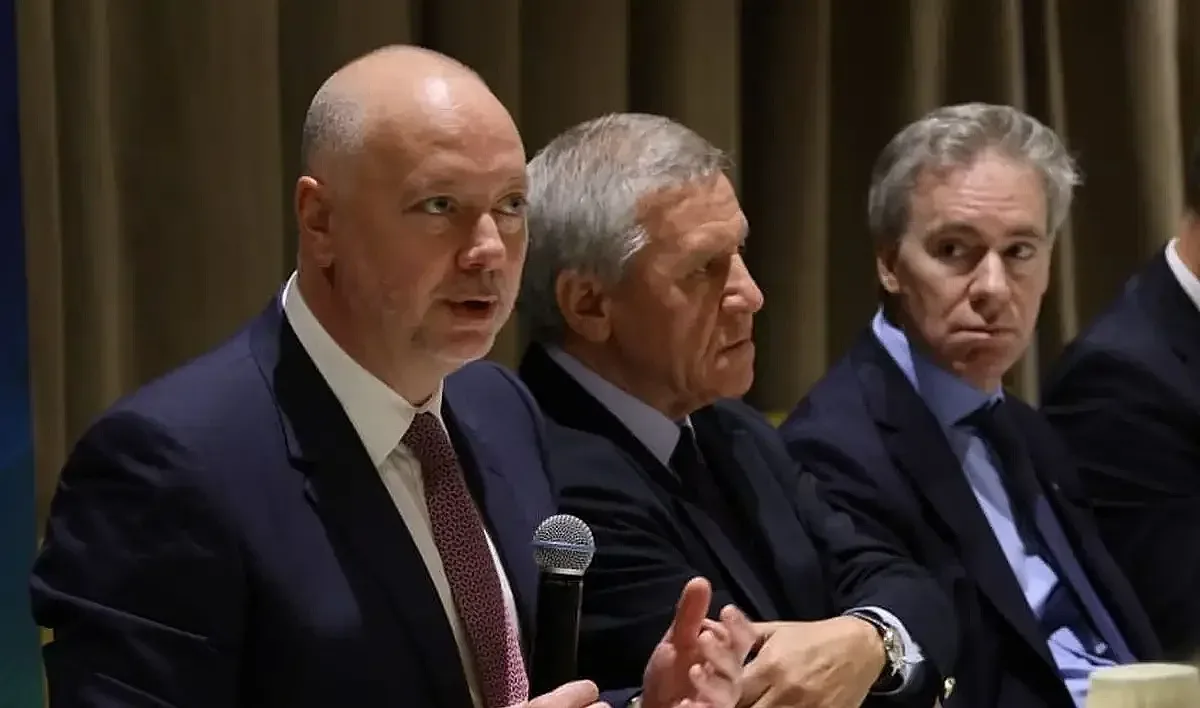 Желязков ухажва американския бизнес