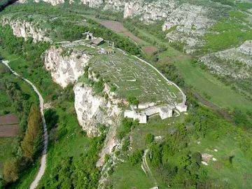 Тайнствена крепост крие злато. Спасиха го от иманярите