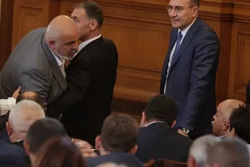 Грозен скандал в парламента! Има ли бой
