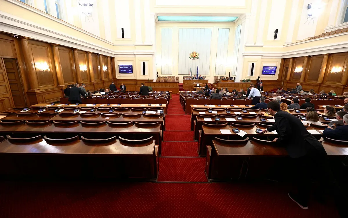 Почна се. Големият сблъсък за КПКОНПИ тръгна в парламента (НА ЖИВО)