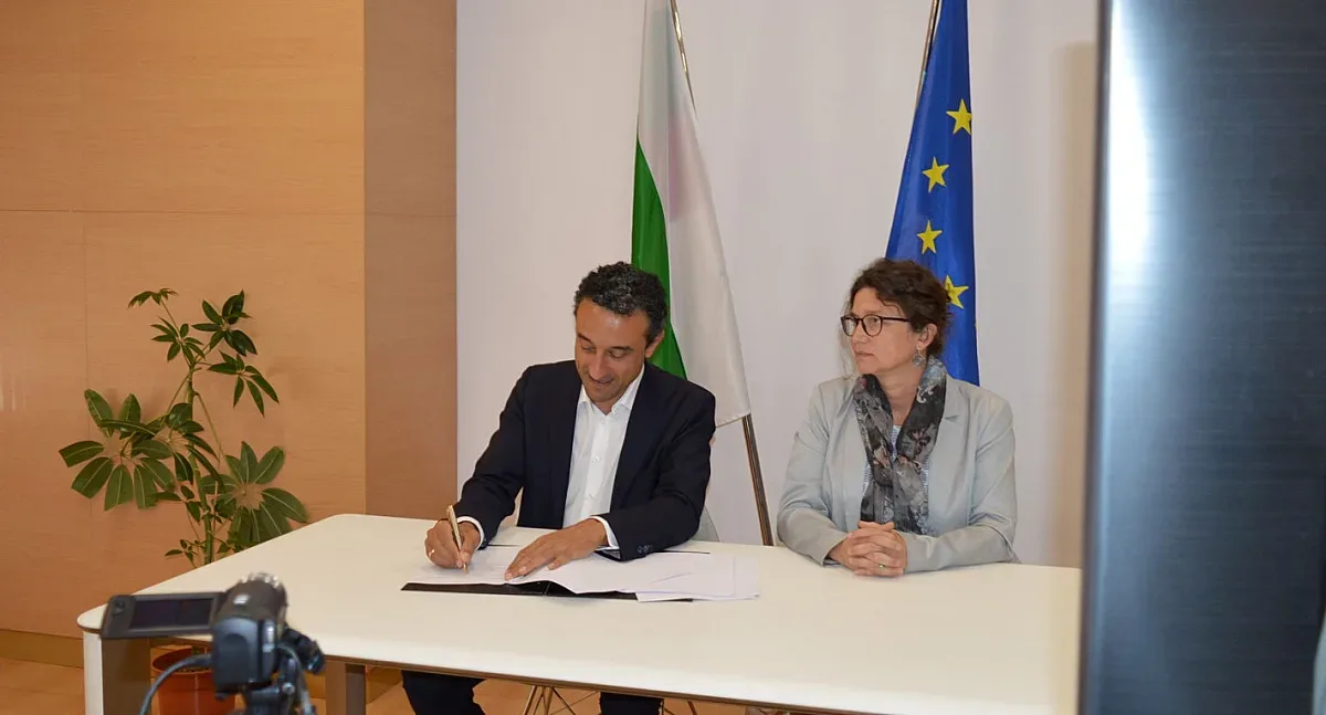 Лорер подписа меморандум между правителството и Амазон