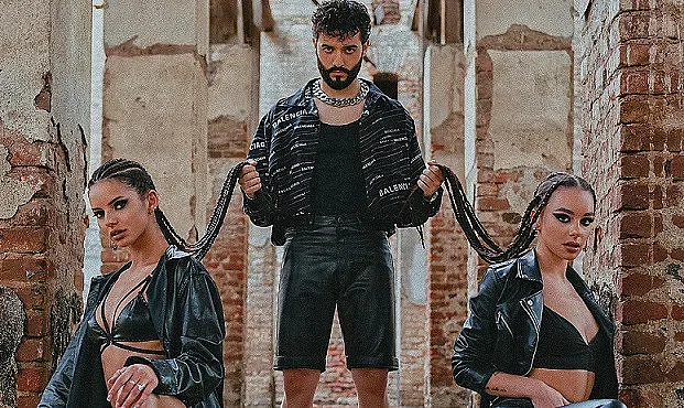 Искрата се завръща със скандален клип