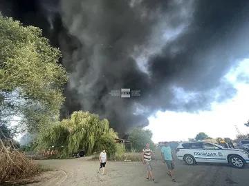 Силен пожар за строителни отпадъци в Бургас